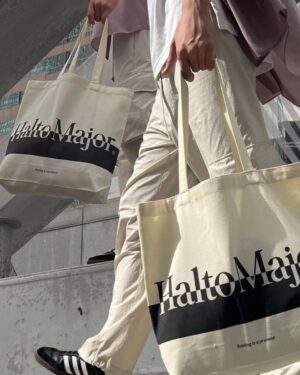 Model holding a Halto Major tote bag walking